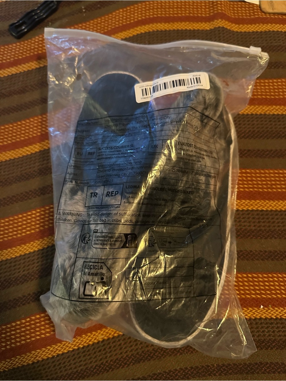 Cozy Black Women's Casual Slip-On Sneakers with Faux Fur New in Package - Picture 3 of 3